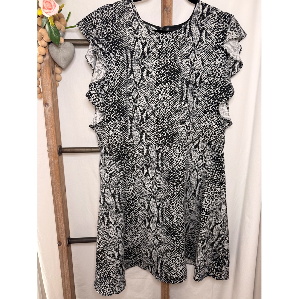 Who What Wear Womens XL Black White Snake Print Flutter Sleeve Mini Dress - Picture 2 of 8